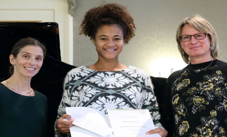 Uchenna Katzmayr (m.) erhielt das Josef Ratzenböck-Stipendium. Foto: Land OÖ
