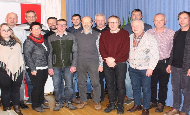 Obmann Franz Reisinger (2. Reihe, l.) mit seinem Team Foto: Imkerverein