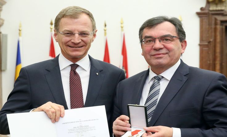 LH Thomas Stelzer überreichte Rudolf Rogl das Goldene Verdienstzeichen. Foto: Land OÖ/Liedl