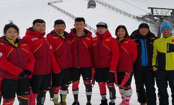 Der Liebenauer Trainer Markus Gutenbrunner (r.) mit seinem chinesischen Ski-Team