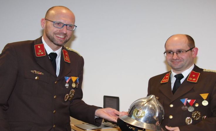 Robert Guschlbauer (l.) übergibt an Josef Stütz jun. Fotos: Bgm. Hölzl