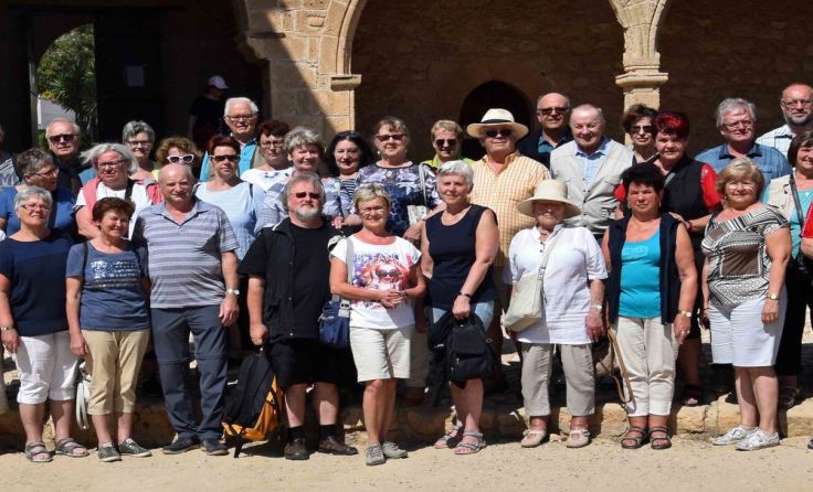 Die Ortsgruppe vor dem Kloster in Agia Napa in Zypern.