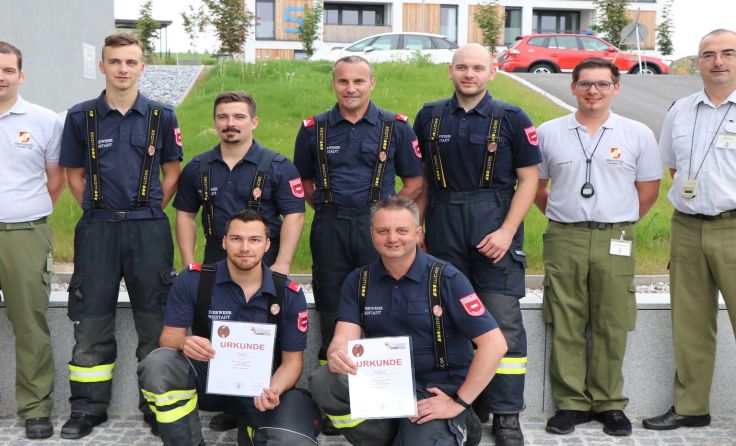 Die geprüften zwei Atemschutztrupps der Feuerwehr Freistadt mit Bewertern. Fotos: Summerauer
