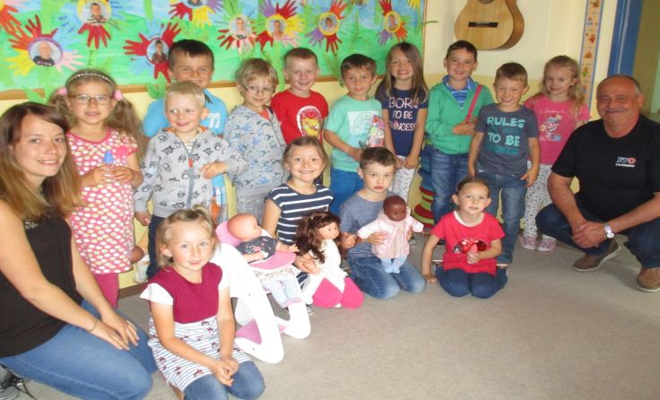 Leiterin Maria Mayrhofer-Sebera und FPÖ Obmann Peter Hochstöger mit den Kindern