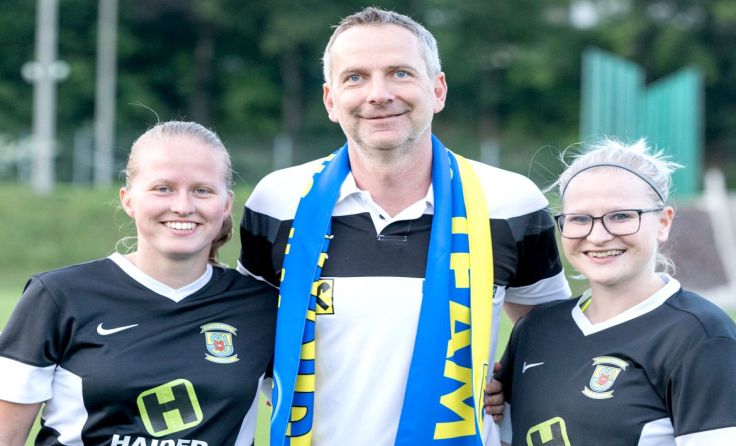 Johanna Wagner und Simone Viertlmayr mit Dominik Thalhammer