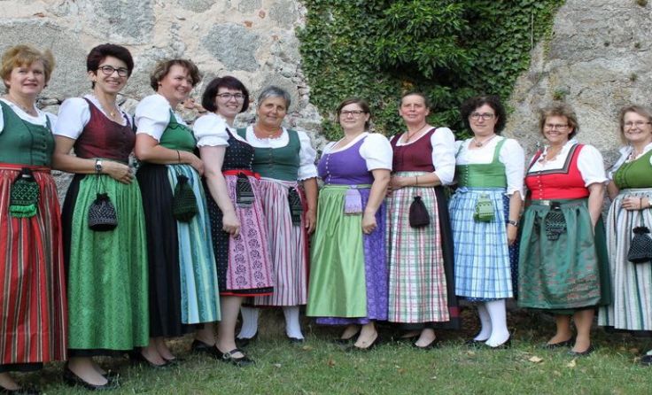 Die Goldhaubenfrauen häkelten Geldkatzen und Beutel.