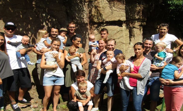 Hedwig Harant (hinten, r.) und die JungfamilienFoto: Harant