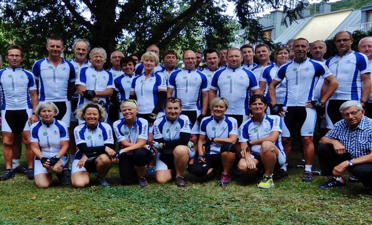 Die Radgruppe mit ihren neuen Dressen