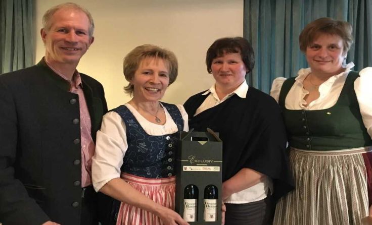 Bürgermeister Erich Traxler mit den Goldhaubenfrauen