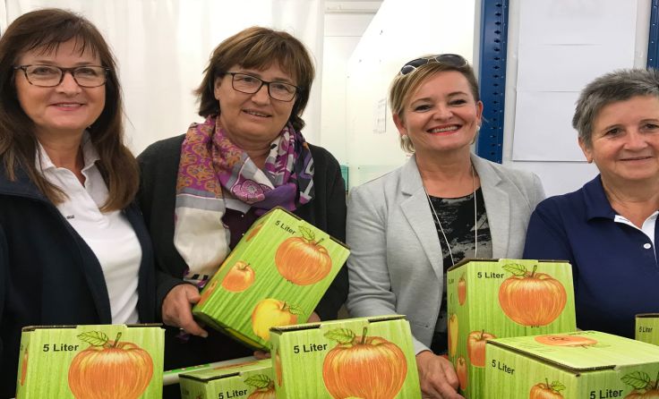 Saftübergabe im Sozialmarkt Hagenberg