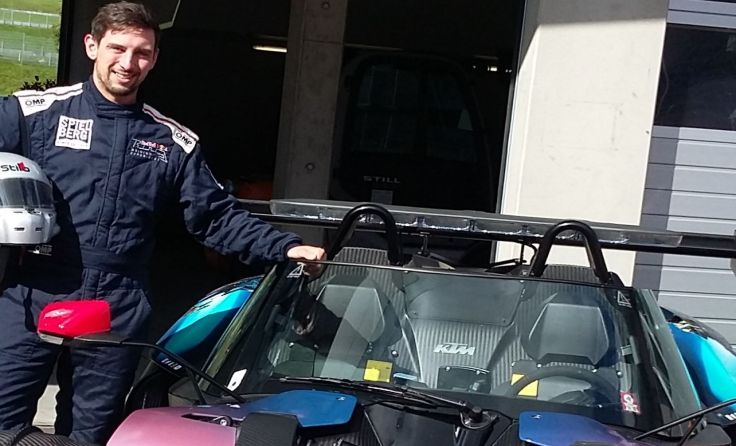 Martin Roßgatterer mit einem Polizei-BolidenFoto: Stefanie Eder