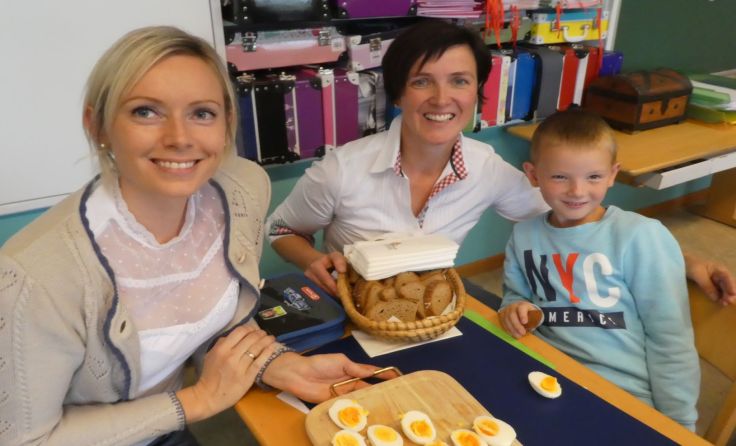 Gerlinde Vater und Katharina Walch luden die Kinder ein, ein frisches Ei vom Bauernhof zu verkosten.