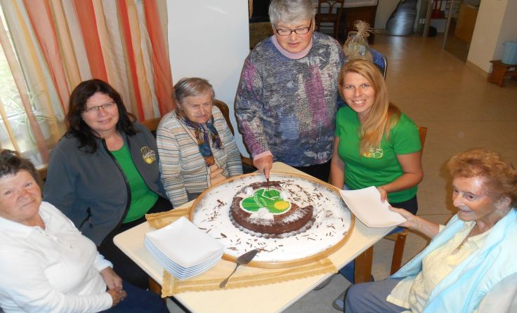 Die Torte zum Jubiläum wurde gemeinsam mit den Tagesgästen verspeist.