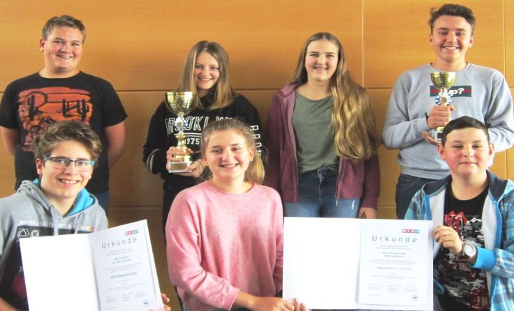 Die stolzen Schüler mit ihrem Pokal und der UrkundeFoto: privat