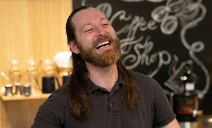 Barista Gordan empfängt die Gäste mit guter Laune und einem Dauerlachen Foto: Beenie_Ines Thomsen