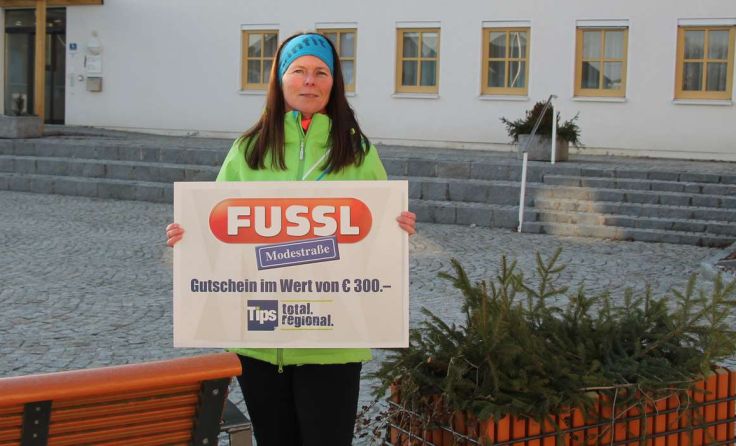 Michaela Rubenzer freute sich über den 300-Euro-Fussl-Gutschein. (Foto: Maurer)