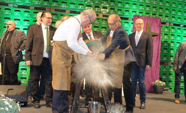 Bürgermeister Christian Gratzl führte den obligatorischen Bieranstich durch. Foto: Wiesinger