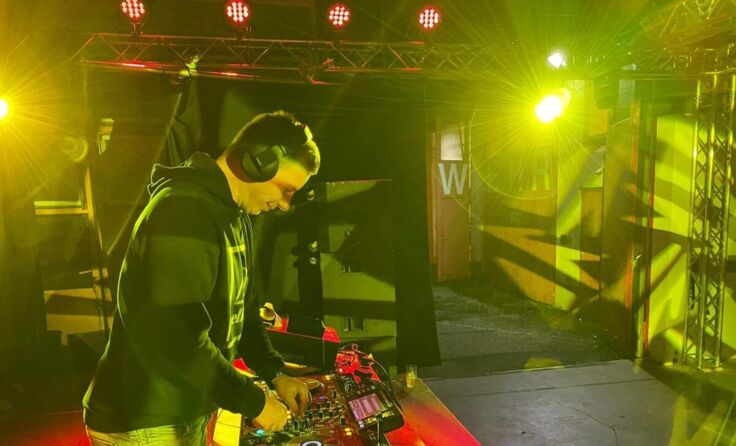 DJ Blini beim Soundcheck (Foto: Sepp Wall-Strasser)