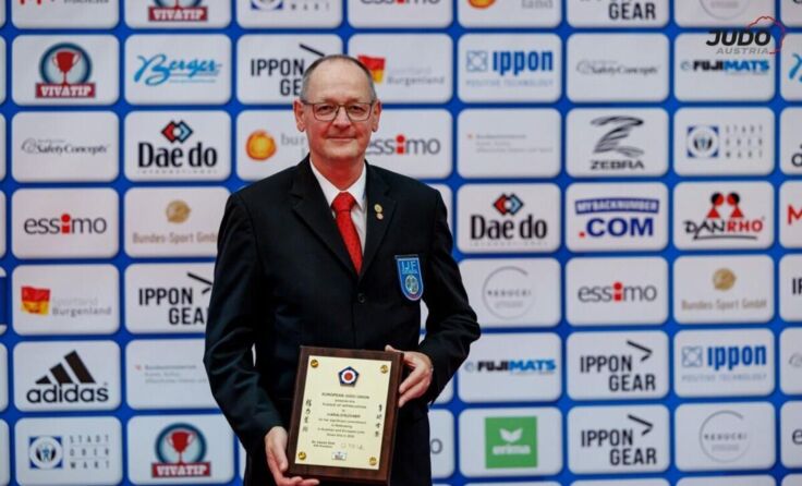 Harald Ruther mit der Urkunde zur Ehrenmitgliedschaft (Foto: Oliver Sellner)