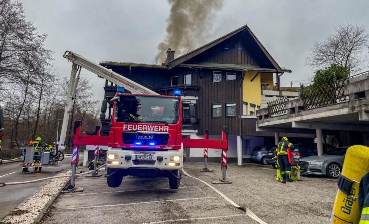 Das Dach eines Mehrparteienhauses fing Feuer. (Foto: TEAM FOTOKERSCHI.AT / FF-Lenzing)