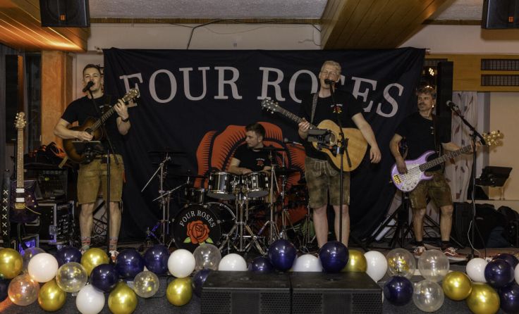 Die bayerische Band Four Roses unterhält am Unionball. (Foto: Pils Erwin)