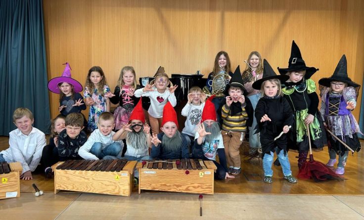 Die Kinder der Musikwerkstatt laden zum Faschingskonzert. (Foto: LMS Unterweißenbach)