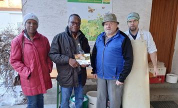 Gäste aus Afrika lernen in Summerau Wursten