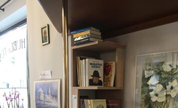 Mundartbücher im Café Hubertus zum Schmökern beim Kaffee