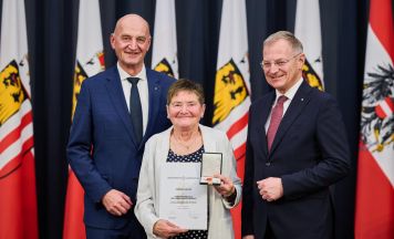 Humanitätsmedaille an Franziska Müller aus Weitersfelden überreicht