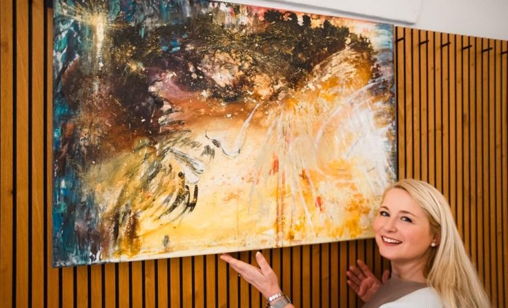 Manuela Eibensteiner mit einem ihrer Werke (Foto: Karin Feichtmayr)