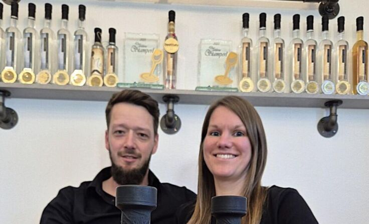 Das Goldene Stamperl gab es für den Zwetschken Edelbrand. (Foto: Moser Edelbrenner)