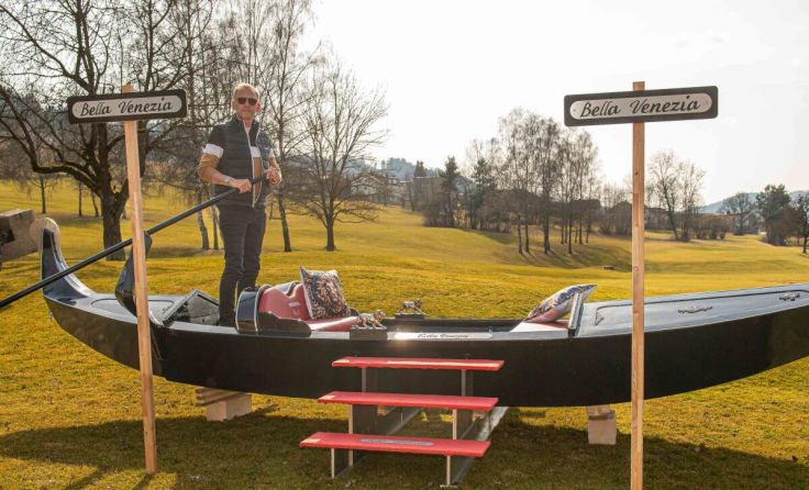 Übergabe am Golfplatz (Foto: Herwig Schramböck)