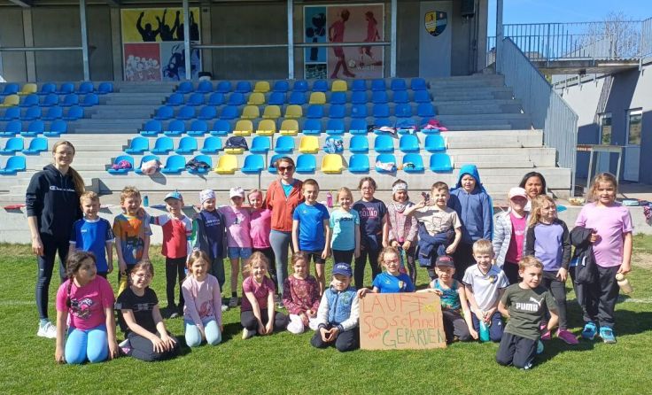 Mit großem Eifer waren die Volkschüler dabei. (Foto: Angela Preslmayer)
