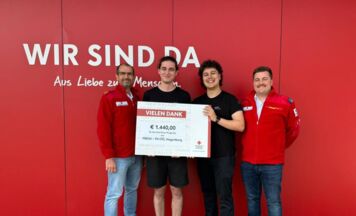 Studierende spenden 1.440 Euro an Rotes Kreuz