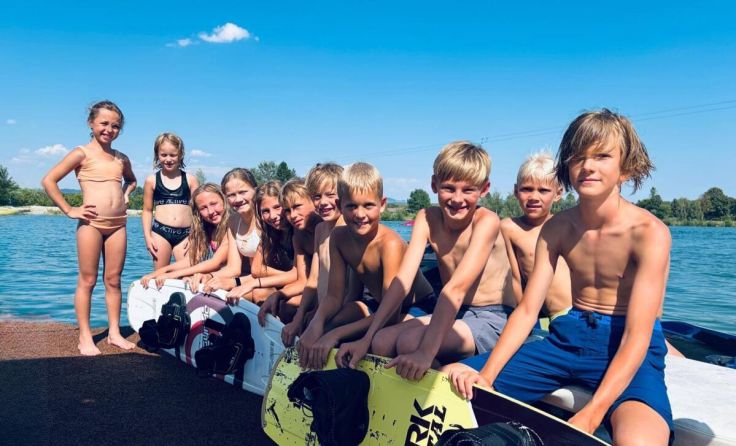 Viel Spaß hatten die Ski-Kinder bei ersten Wakeboard-Versuchen. (Foto: Privat)