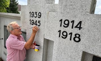 Ehrenamtliche Handarbeit: Schriftzug am Kriegerdenkmal Tragwein aufgefrischt