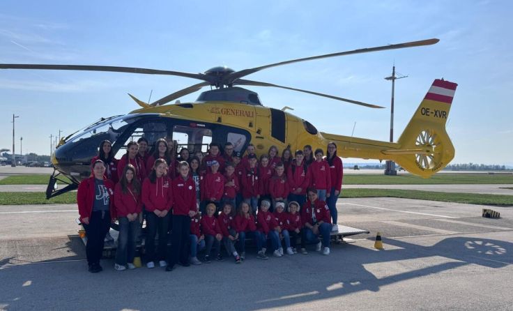 Die Jugendgruppe besuchte den Rettungshubschrauber in Hörsching. (Foto: Privat)
