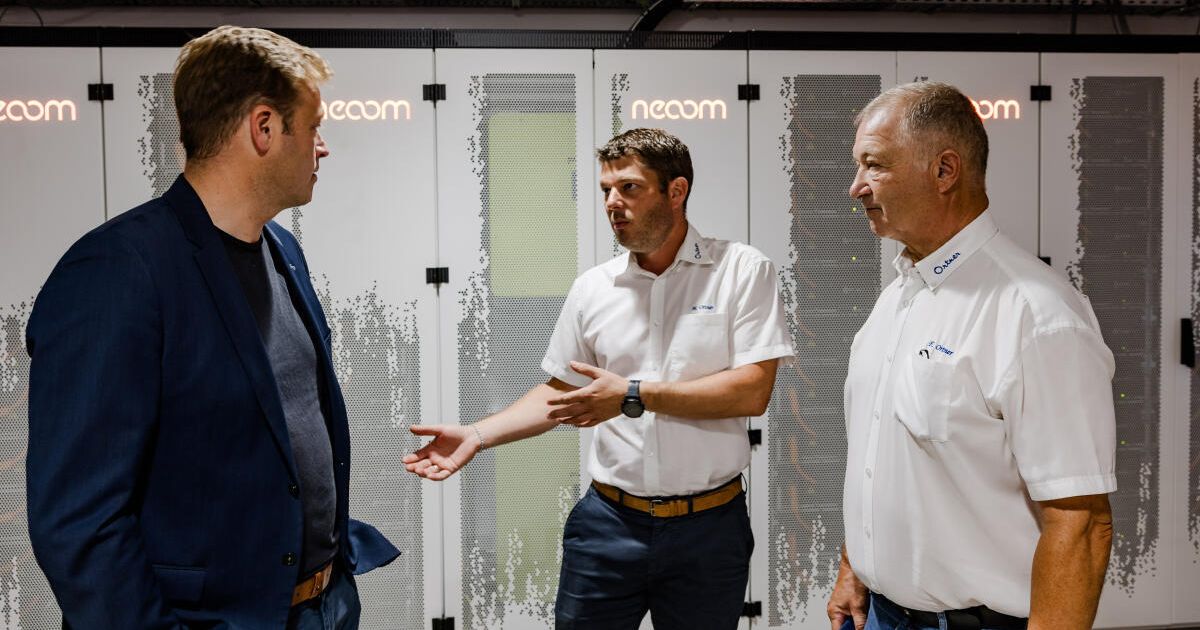 Environment Minister Kaineder visits car dealership in Wartberg