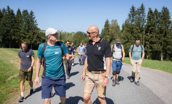 Gemeinsam unterwegs: Landesrat Dörfel lud Netzwerkpartner zur Wanderung im Bezirk Freistadt