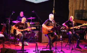 Höllberghütte bebte beim Senioren-Rock in Gutau