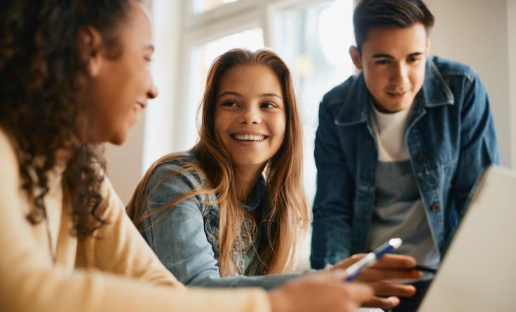 Die Jugendlichen werden zur Teilnahme an der Umfrage gebeten. (Foto: stock.adobe.com - drazen_zigic)