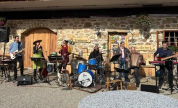 Familienband LeinÖl gastiert in der Taverne auf der Ruine Prandegg