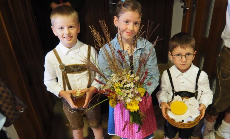 Die Erntegabenkinder brachten Milch und Erzeugnisse der Imkerei zum Altar. (Foto: Ludwig Riepl)