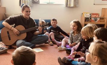 Klangvoller Zuwachs: Elternverein Waldburg übergibt Gitarre an neue Kindergartengruppe