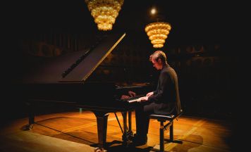 Jonah Stabe spielt Einaudi-Hommage im Salzhof Freistadt