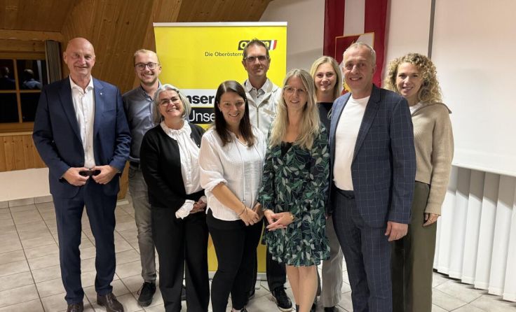 Das neu gewählte Führungsteam mit den Ehrengästen (Foto: OÖVP/Mark)