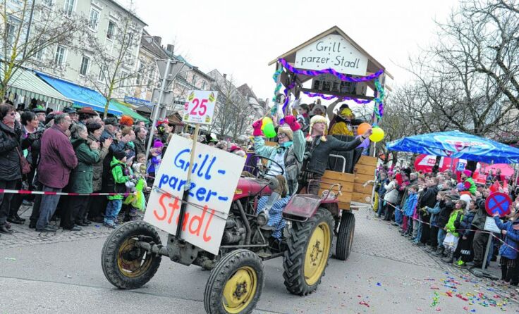 Die Gruppen ziehen ab 13.30 Uhr auf den Bad Haller Hauptplatz ein.