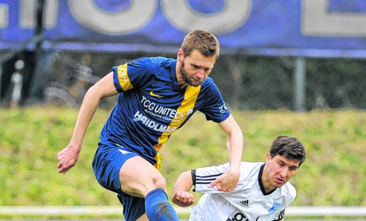 Manuel Kössl (links) unterliegt mit Micheldorf bei Edelweiß Linz mit 1:3.* Foto: Meier