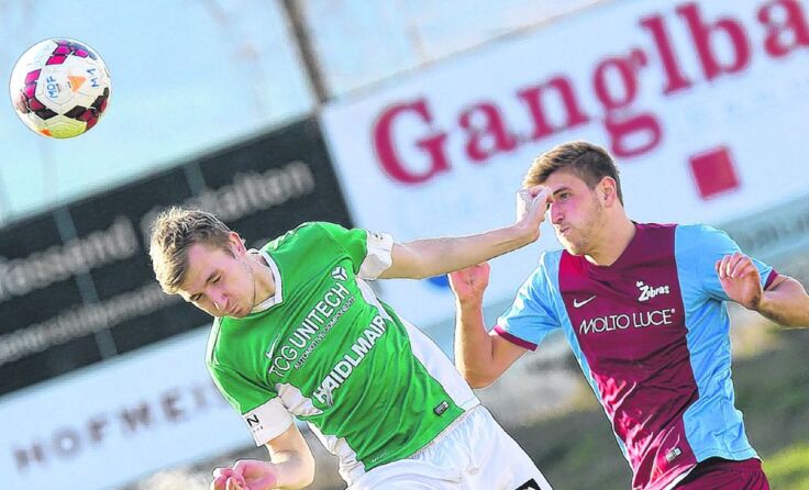Micheldorfs Patrick Forster (links) setzt sich im Kopfballduell durch. *Foto: Moser