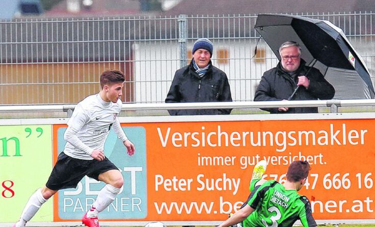Dietach, rechts Martin Kammerhuber, rutscht gegen die Juniors aus St. Florian aus.*Foto: Moser